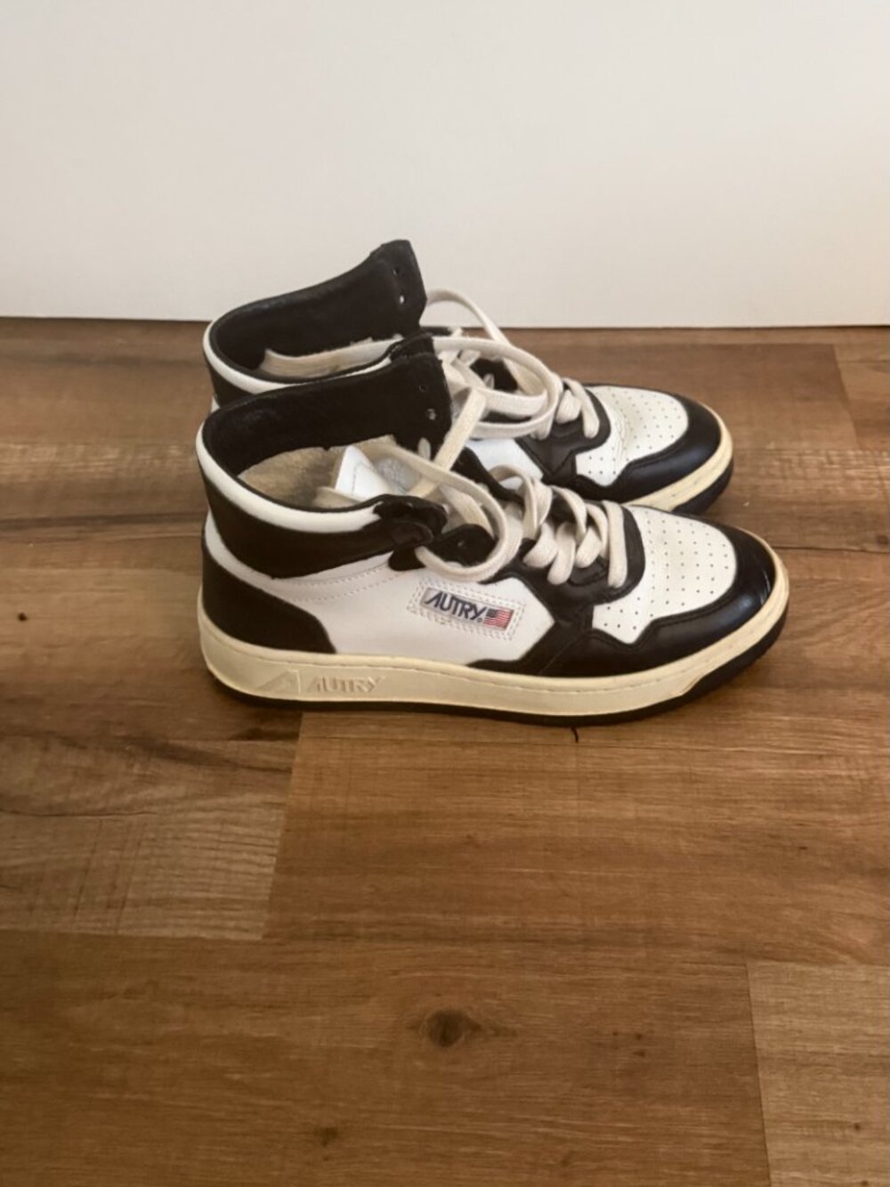 WOMEN'S AUTRY mid sneakers Size 38 ( 7.5 U.S.)